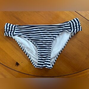 Vineyard Vines Navy and White Bikini Bottom size M